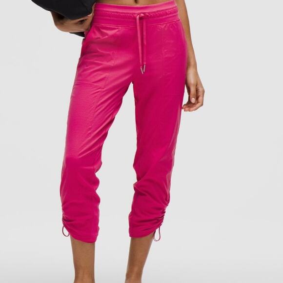 NWT! Lululemon Mid-rise Cropped Dance Studio Pants in Raspberry Coulis Size 8 - Picture 1 of 7
